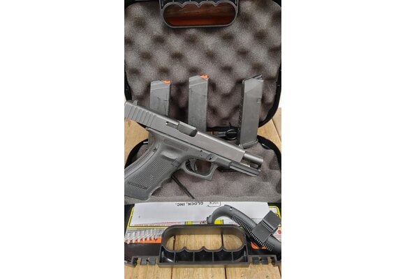 USED GLOCK 17 GEN 4 9MM 3MAGS WITH BOX