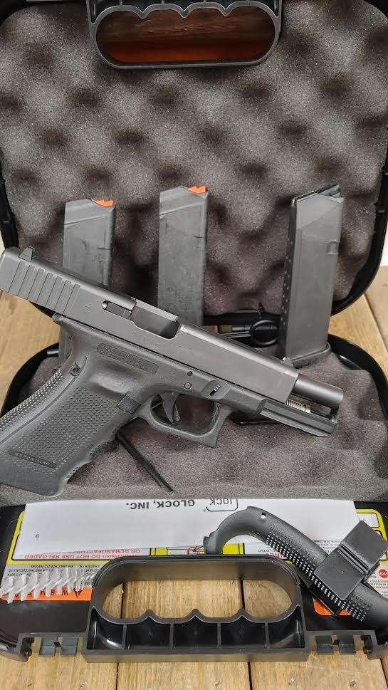 USED GLOCK 17 GEN 4 9MM 3MAGS WITH BOX