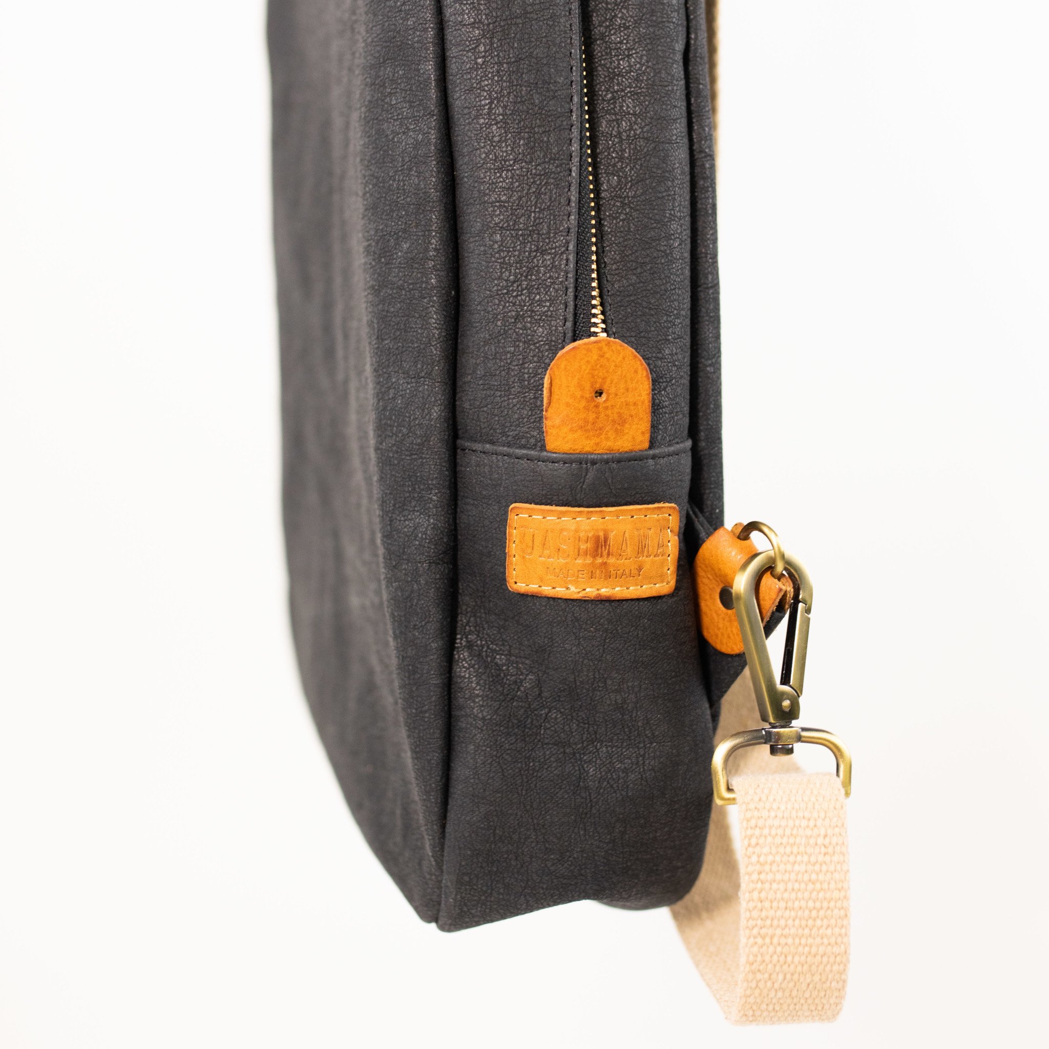 Uashmama Everyday Handbag  Leather Handle/Zip Closure