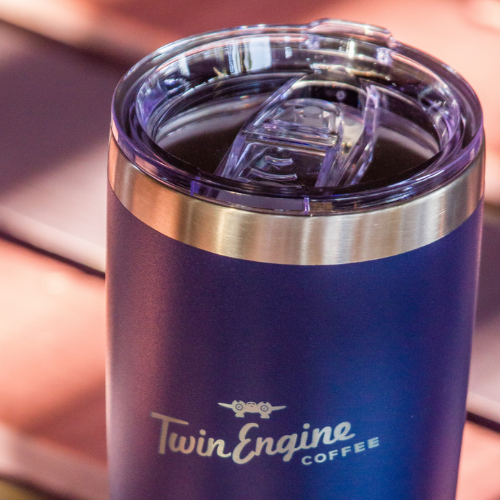 https://cdn.shoplightspeed.com/shops/633301/files/55347596/twin-engine-coffee-20-oz-tumbler-oxford-blue-stain.jpg