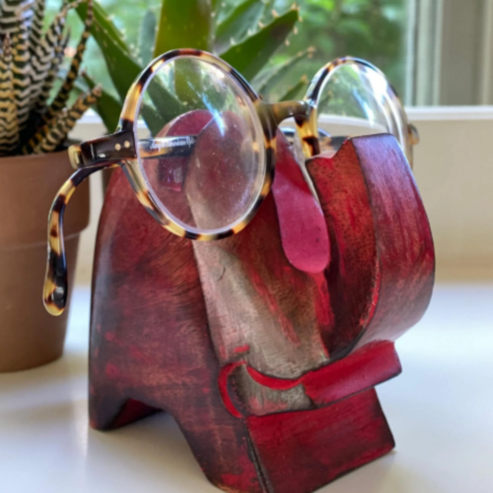 Global Crafts Elephant Eyeglass Stand in Red Wash