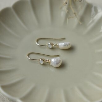 Glee Jewelry Gold plated Juliet earrings / white pearl / moonstone