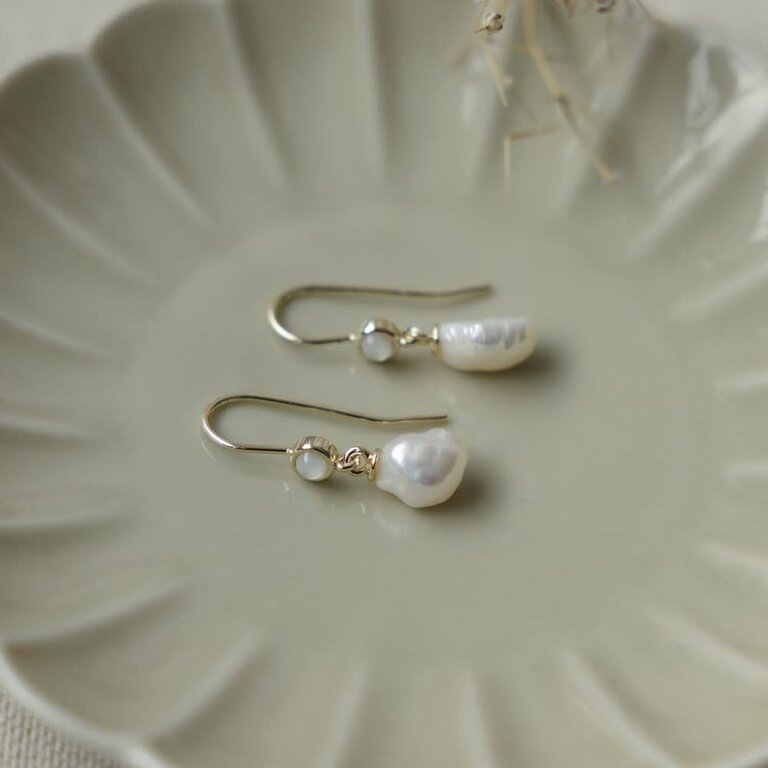 Glee Jewelry Gold plated Juliet earrings / white pearl / moonstone