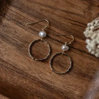 Wild Abandon Gold plated Halo earring / white pearl