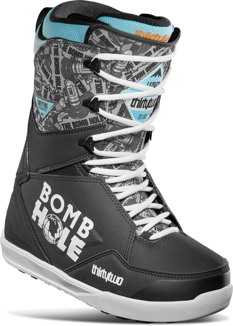 Thirty Two 32 M Lashed Bomb Hole W24 | Black/White