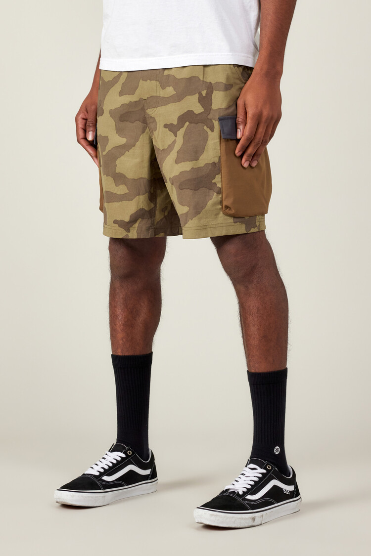 686 686 Mens Traveler Featherlight Cargo Shorts - 8" | Sage Camo Colorblock