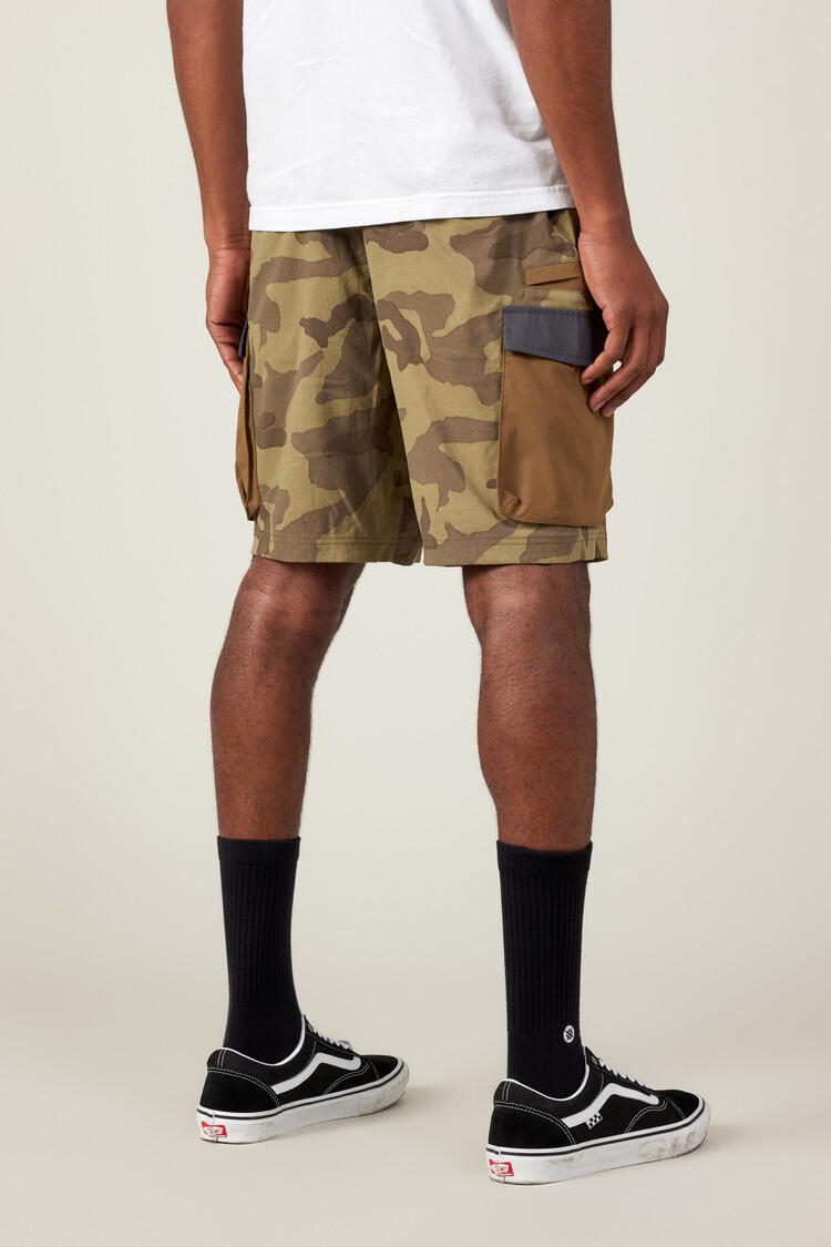 686 686 Mens Traveler Featherlight Cargo Shorts - 8" | Sage Camo Colorblock