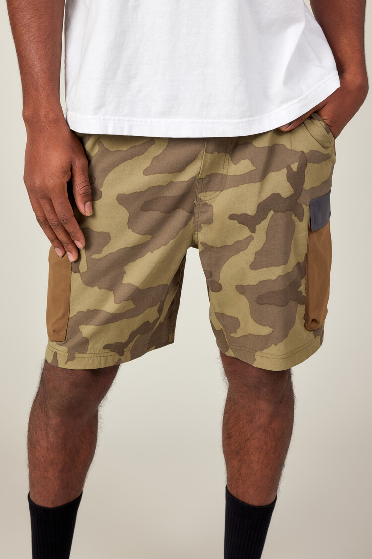 686 686 Mens Traveler Featherlight Cargo Shorts - 8" | Sage Camo Colorblock