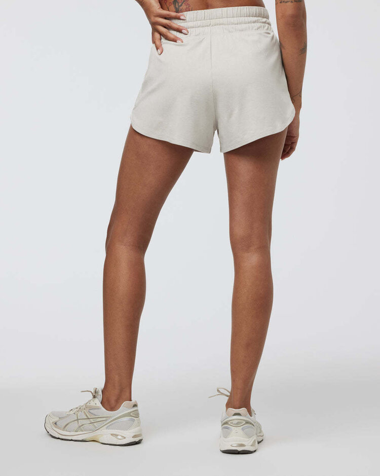 Vuori Vuori Halo Performance Short 2.0 (Womens) | Ecru Heather