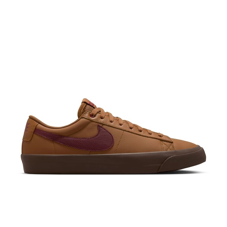 Nike SB Nike Sb Blazer Low Pro Gt (Unisex) | Light British Tan/Dark Team Red