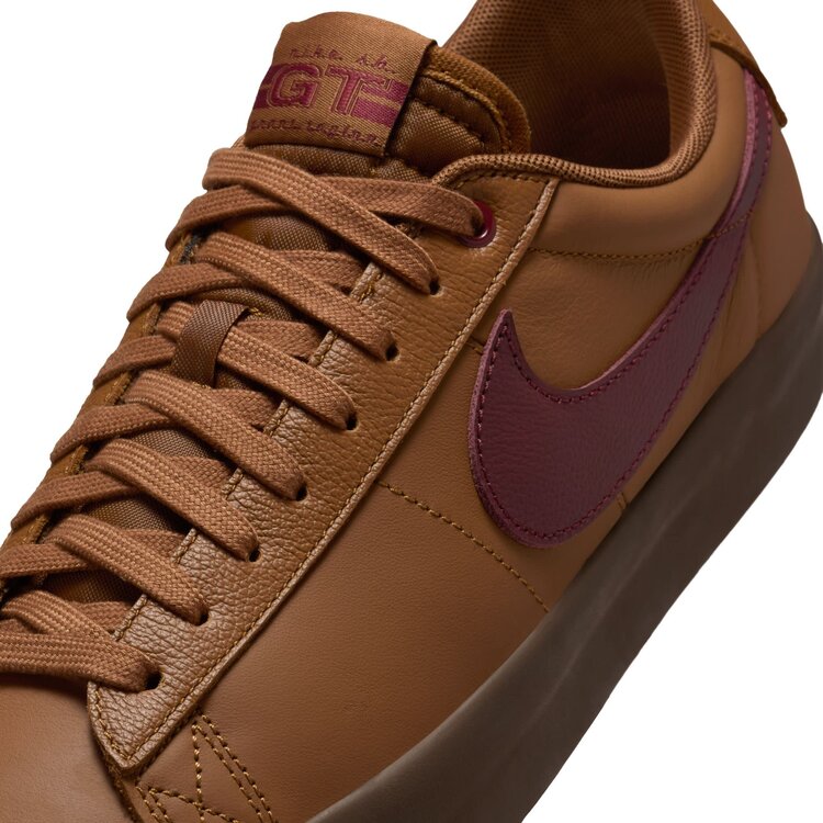 Nike SB Nike Sb Blazer Low Pro Gt (Unisex) | Light British Tan/Dark Team Red