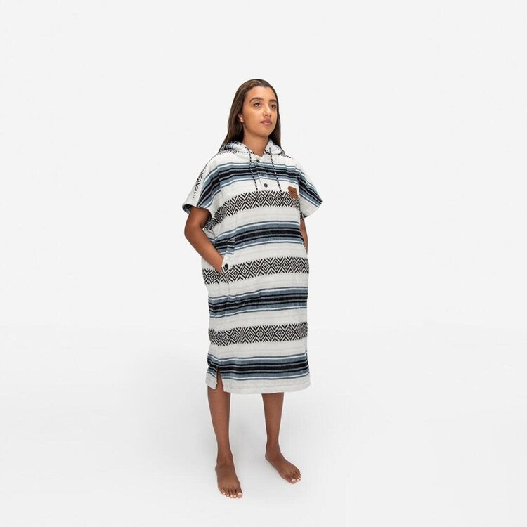 SLOWTIDE Slowtide Oso Changing Poncho | White