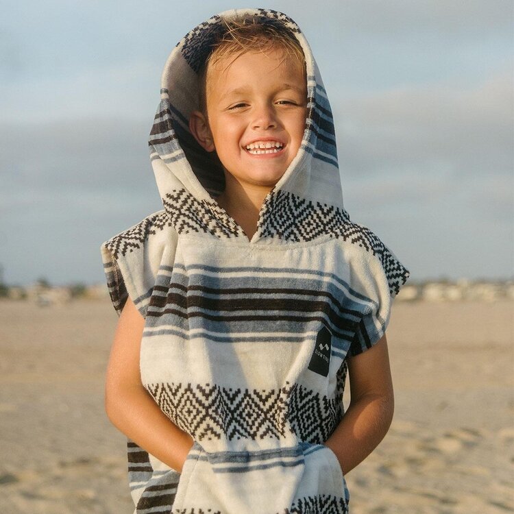 SLOWTIDE Slowtide Oso Changing Poncho (Youth) | White