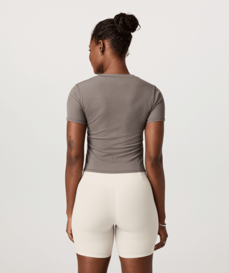 Vuori Vuori Pose Fitted Tee (Womens) | Smokey Taupe