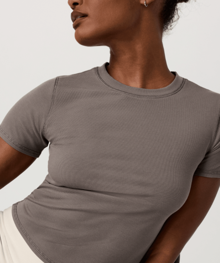 Vuori Vuori Pose Fitted Tee (Womens) | Smokey Taupe