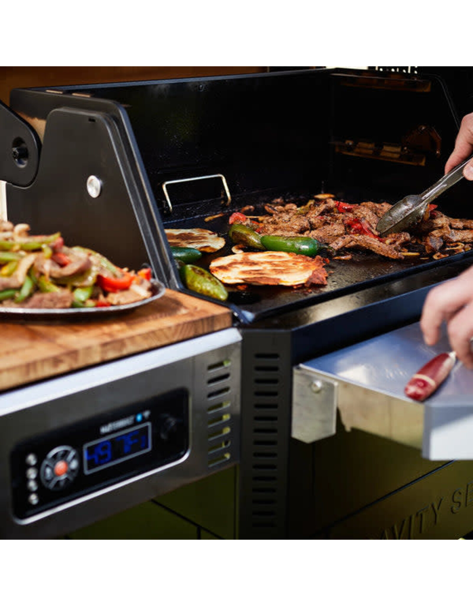 Masterbuilt Masterbuilt Gravity Series™ 800 Digital Charcoal Griddle + Grill + Smoker   - MB20040221