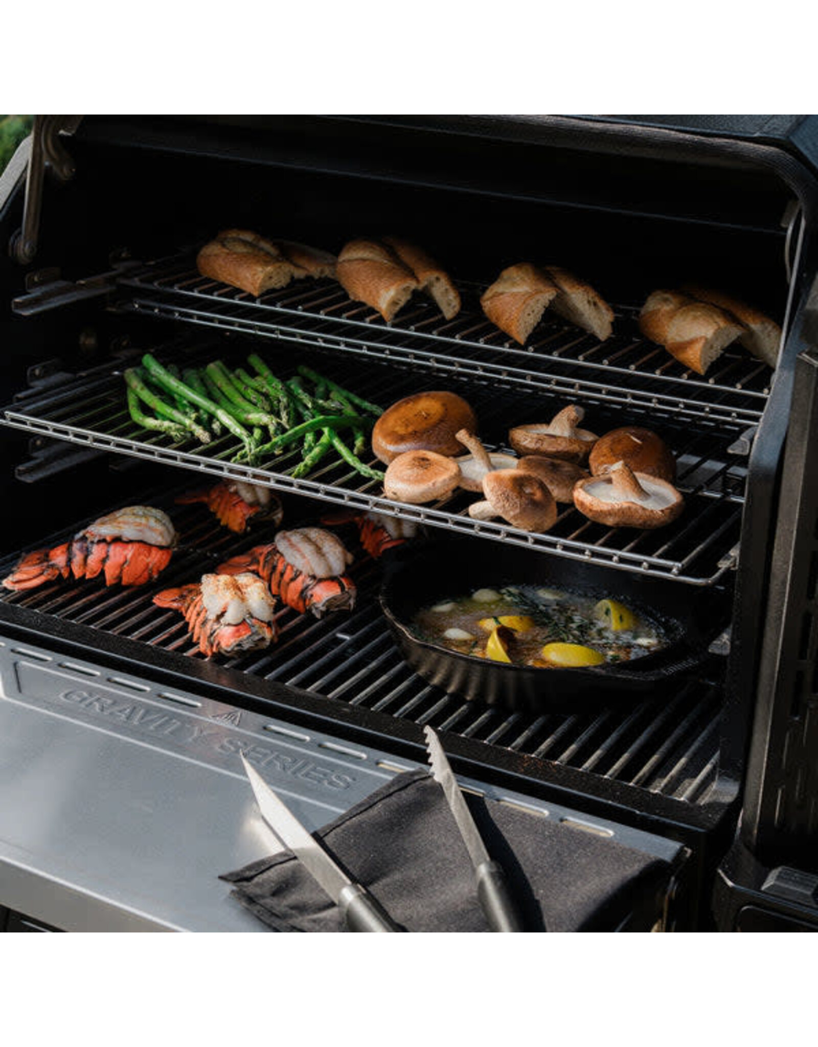Masterbuilt Masterbuilt Gravity Series™ XT Digital Charcoal Grill + Smoker - MB20041223