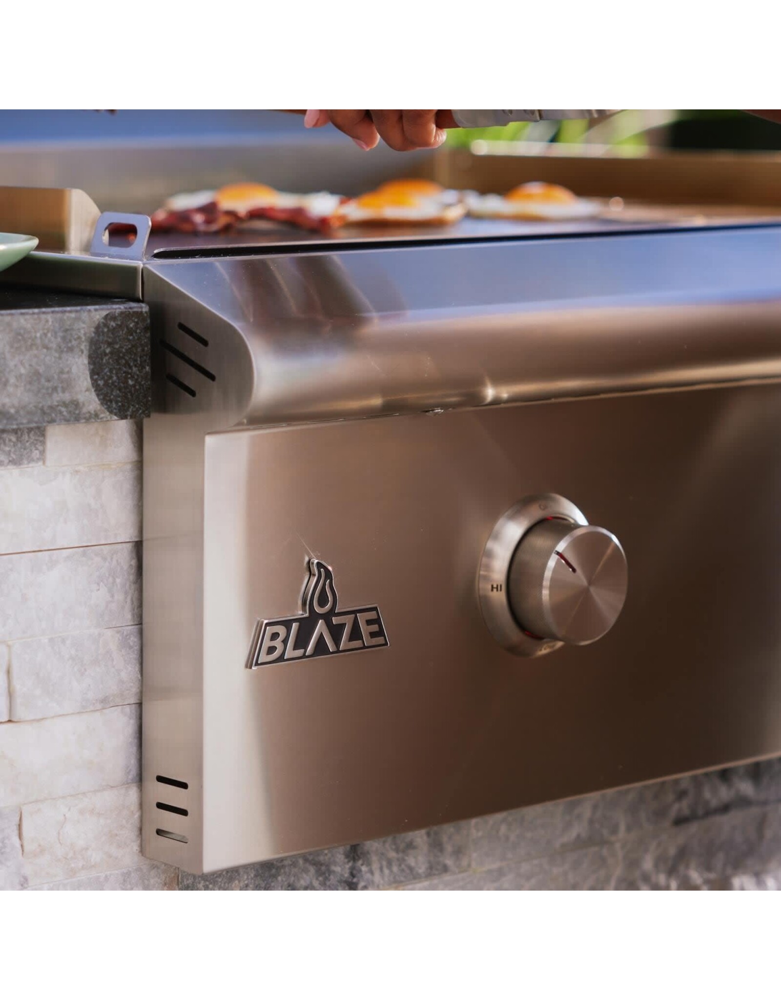 Blaze Outdoor Products Blaze LTE+ 30-Inch Built-in Propane Gas Griddle w/ Lift-Assist Hood - BLZ-GRIDDLE-LTE3-LP