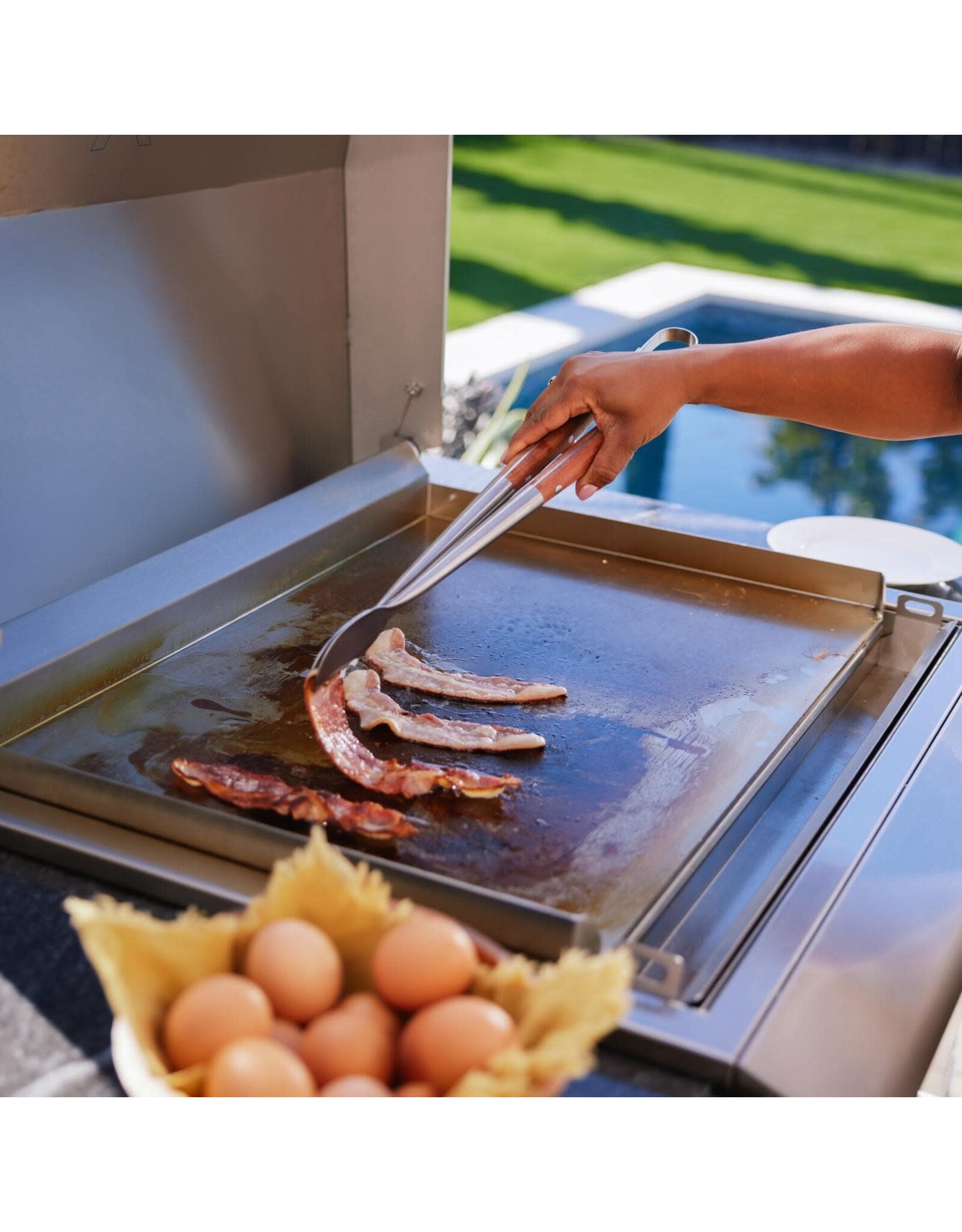 Blaze Outdoor Products Blaze LTE+ 30-Inch Built-in Natural Gas Griddle w/ Lift-Assist Hood - BLZ-GRIDDLE-LTE3-NG