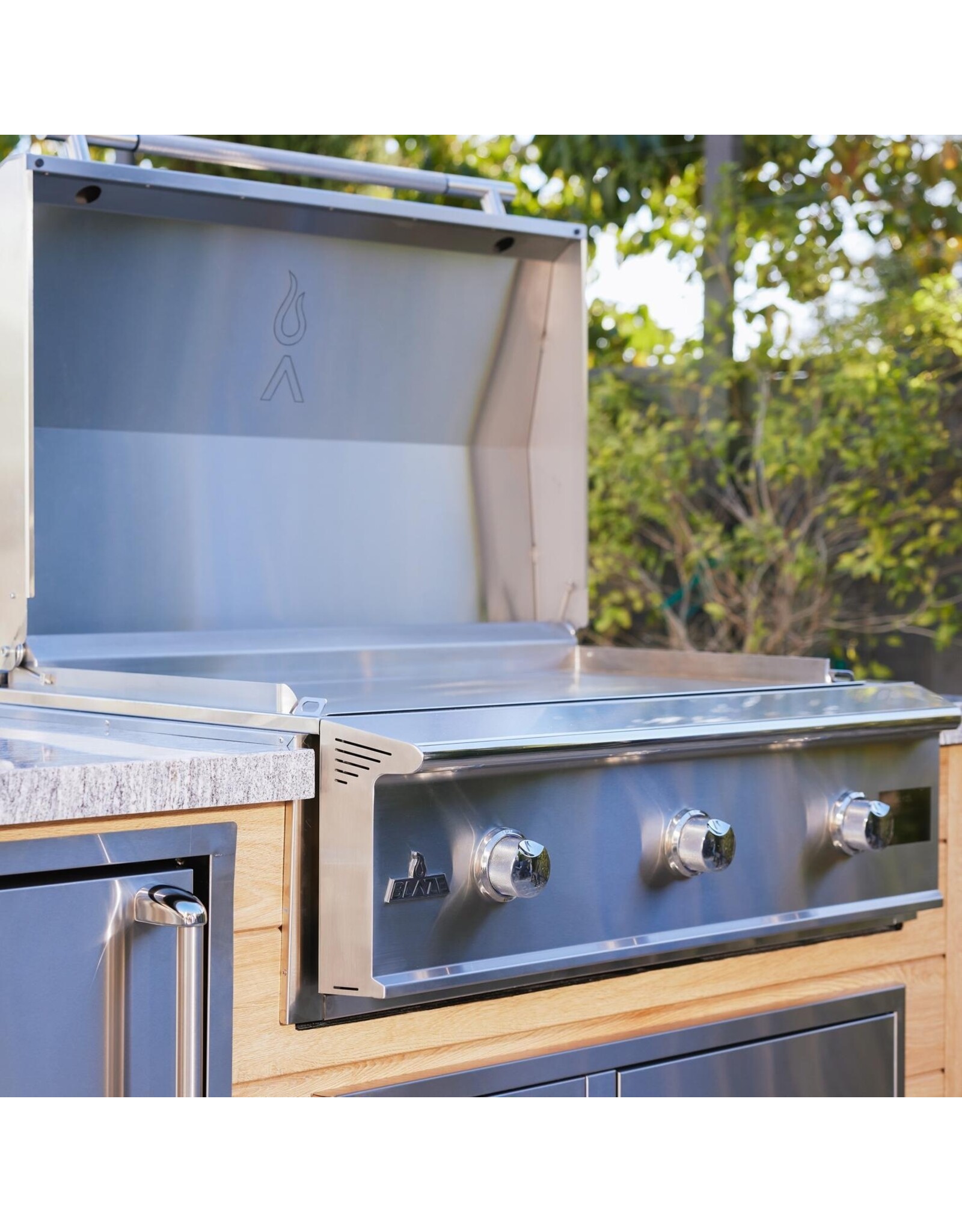 Blaze Outdoor Products Blaze LTE PRO 40-Inch Built-in Natural Gas Griddle w/ Digital Temperature Screen & Lift-Assist Lid - BLZ-GRIDDLE40-NG