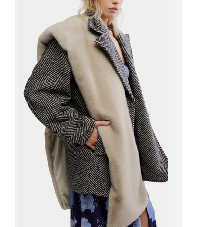 -Snow Angel Faux Fur Scarf