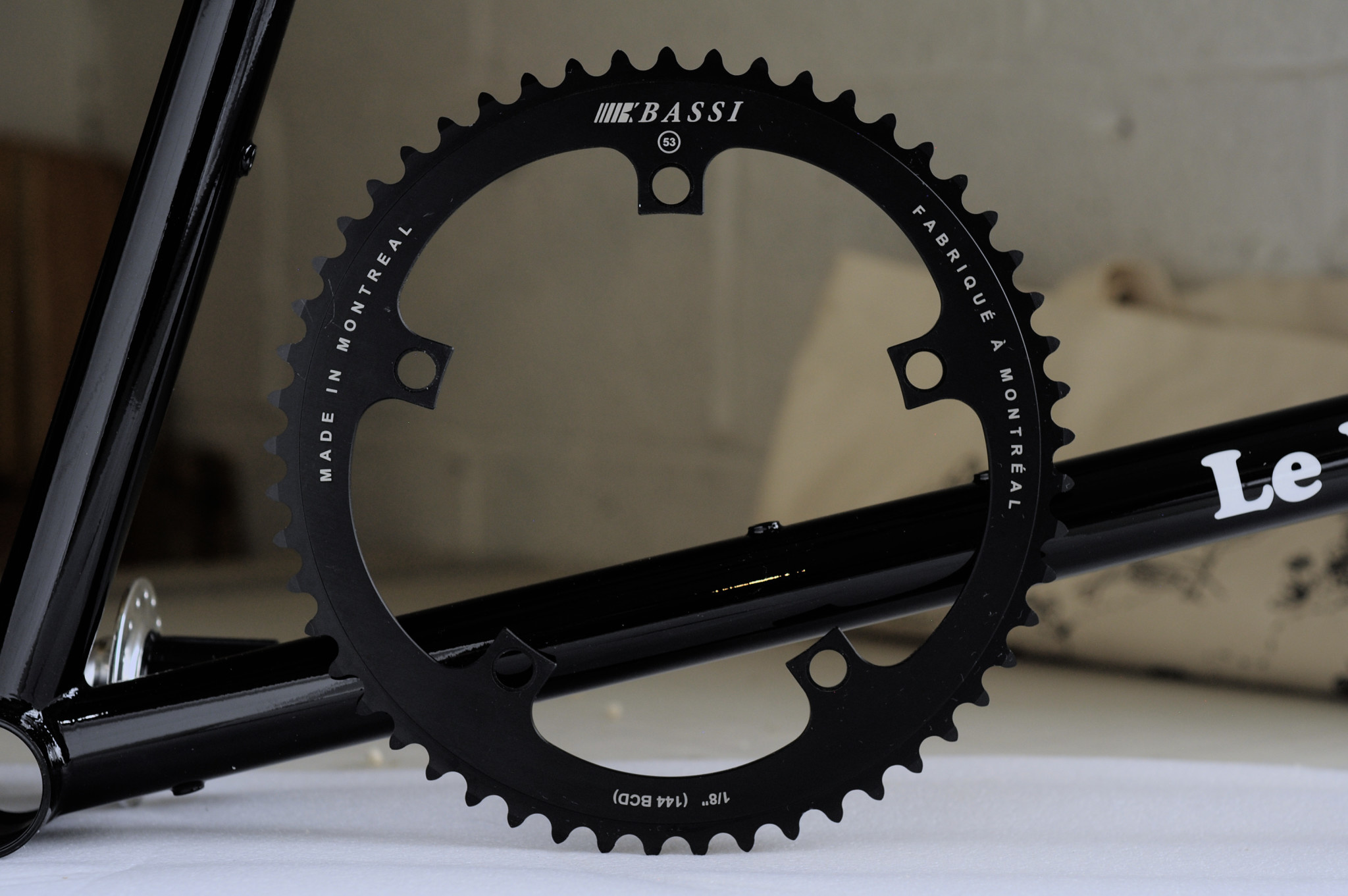 Sugino - Plateau noir perforé - 53 dents - BCD 144 vélo vintage rétro
