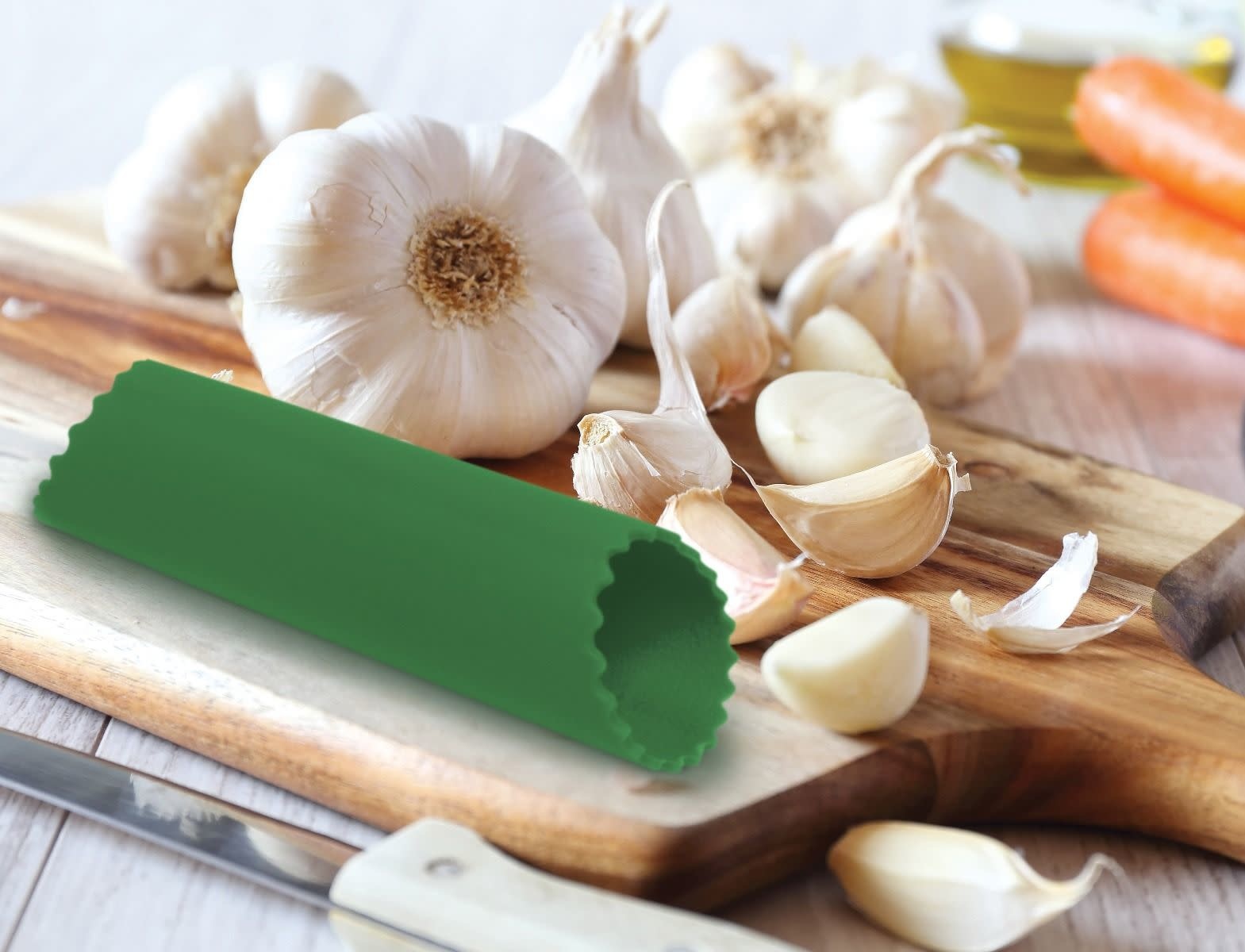 Garlic peeling machine for removing garlic clove skin