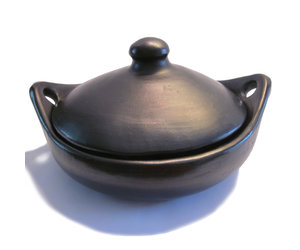 https://cdn.shoplightspeed.com/shops/633447/files/21434378/300x250x2/la-chamba-clay-braiser-in-store-pick-up-only.jpg