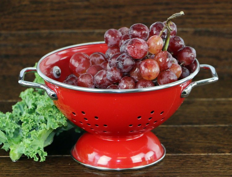1.5 quart Red Colander