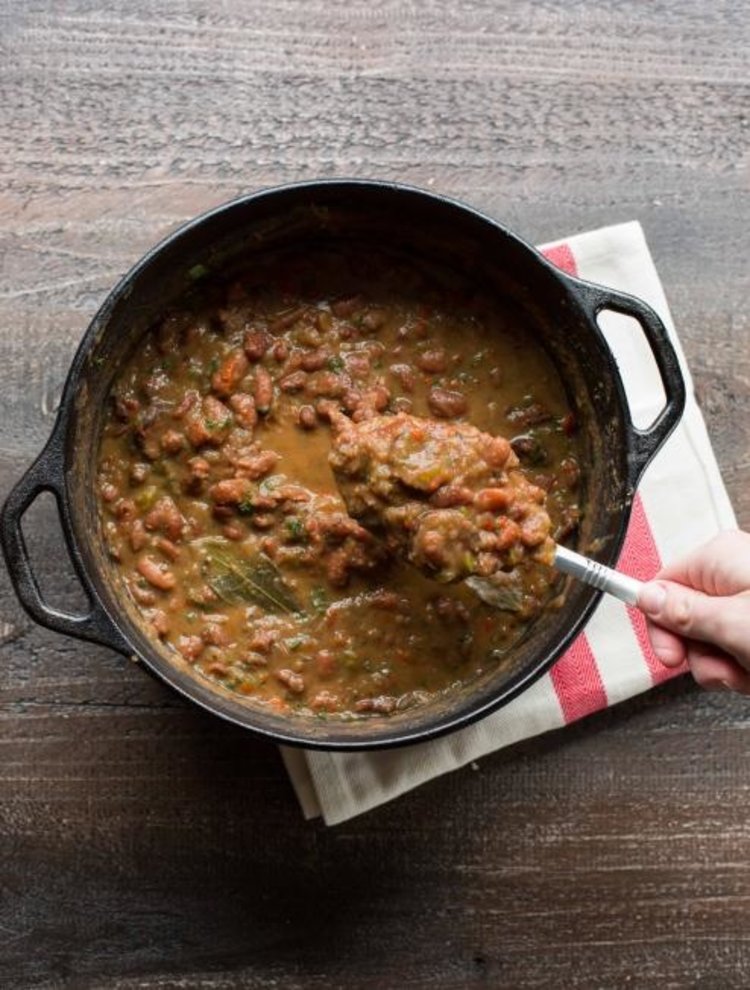 Lodge Lodge 7 quart Round Pre-Seasoned Cast Iron Dutch Oven