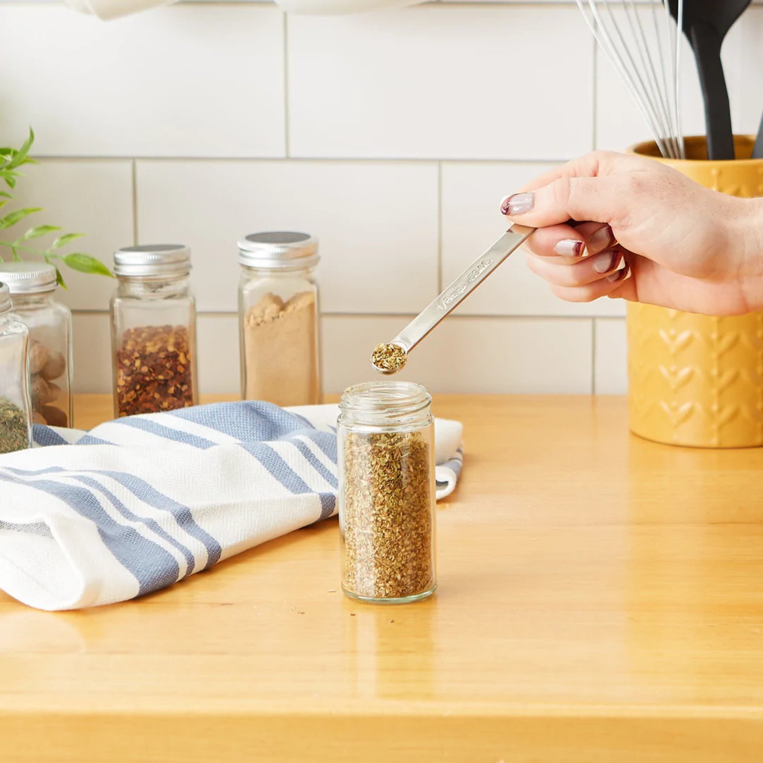 1/8 teaspoon measurer - Whisk