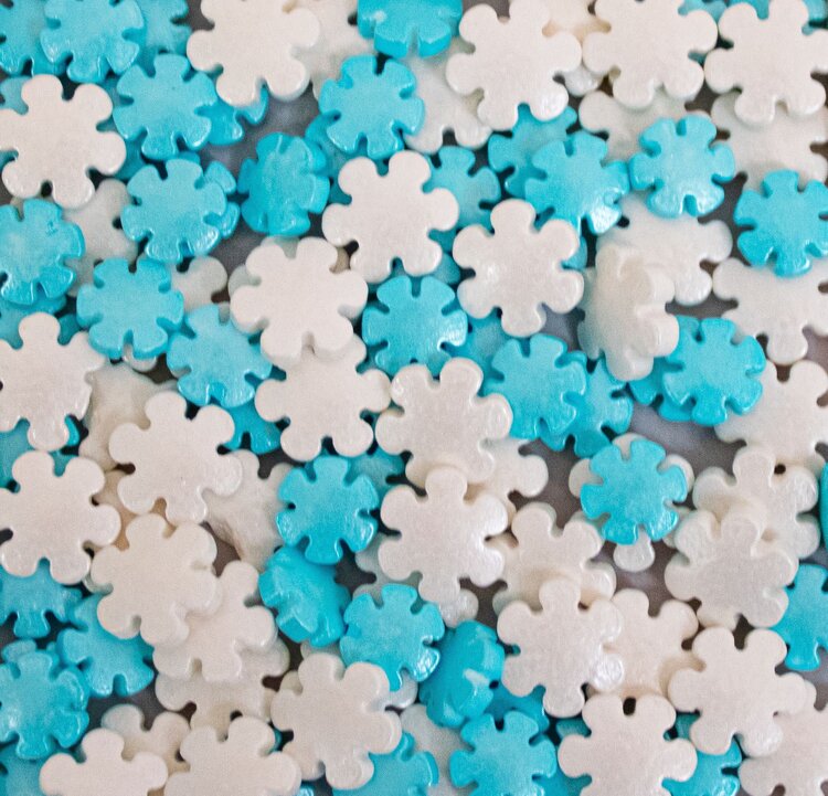 Wilton 3.9oz Pearlized Snowflake Mix