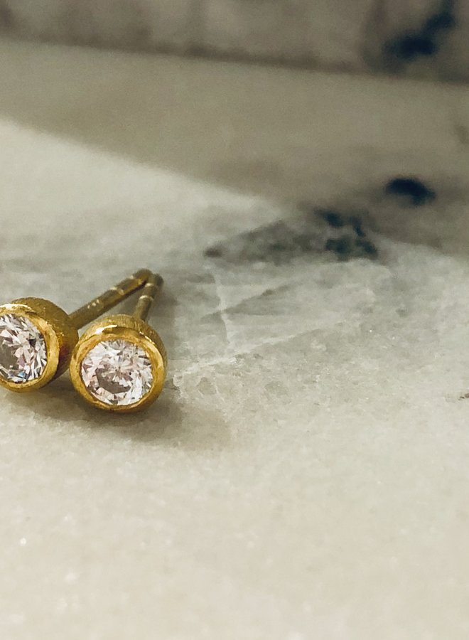 Pia Dot Stud - Gold