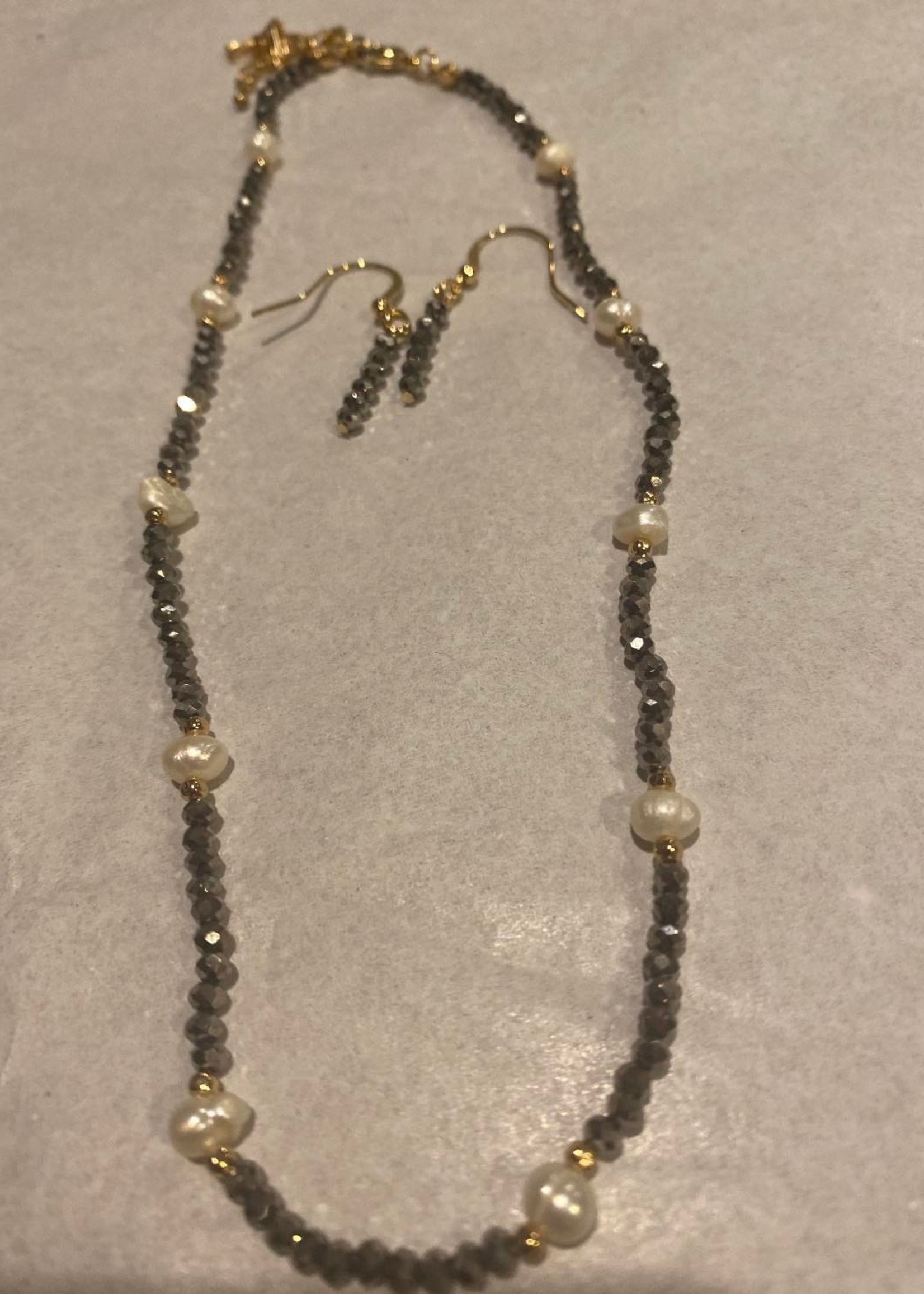 What's Hot Gray crystal choker with pearl necklace 14-16"