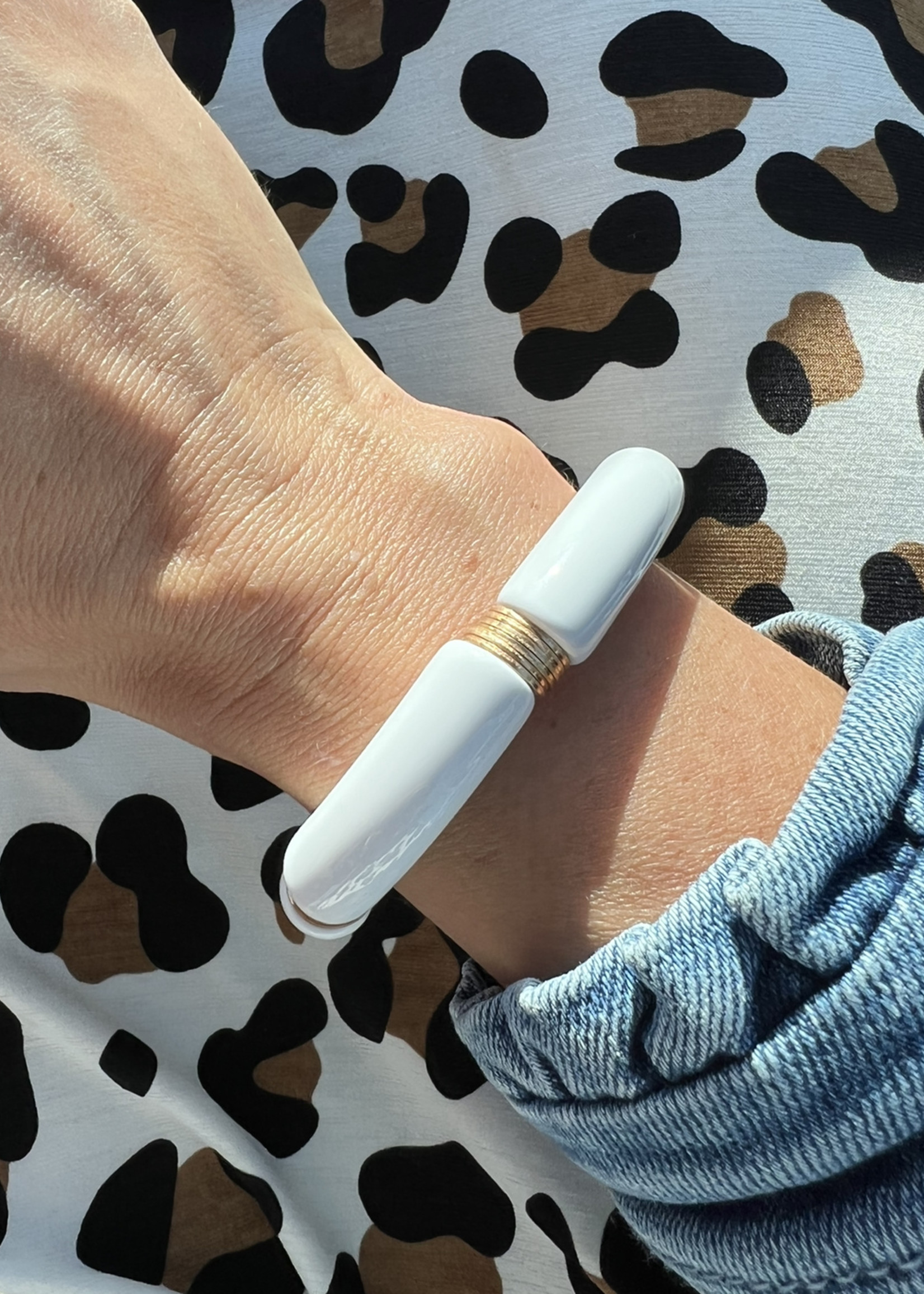 What's Hot White acrylic bamboo and gold stretch bracelet