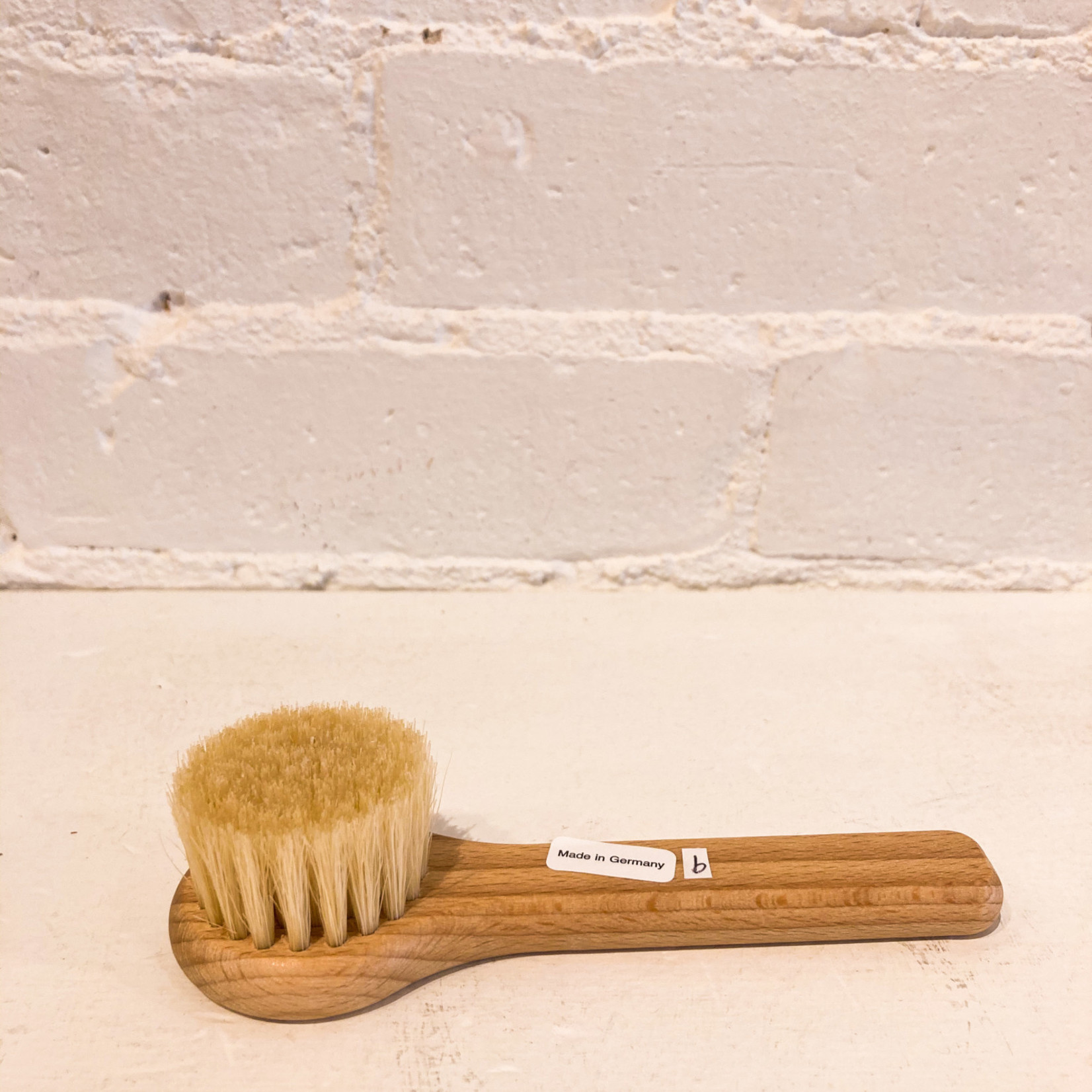 https://cdn.shoplightspeed.com/shops/633734/files/24202173/1652x1652x1/redecker-mushroom-brush.jpg