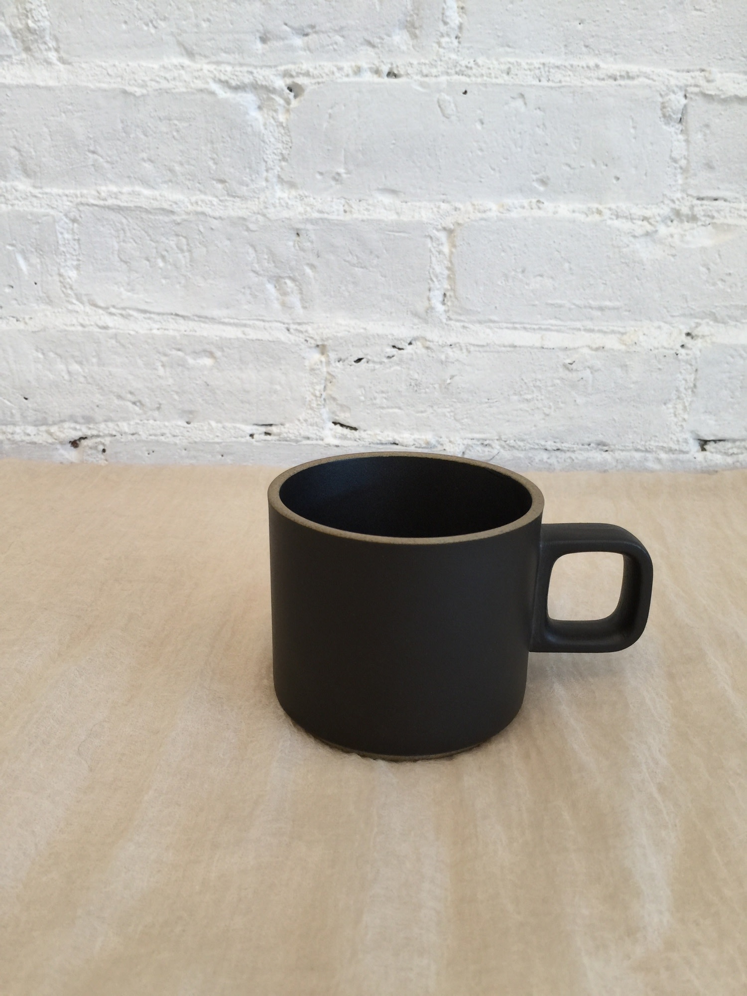 https://cdn.shoplightspeed.com/shops/633734/files/46926538/hasami-porcelain-hasami-porcelain-mug.jpg