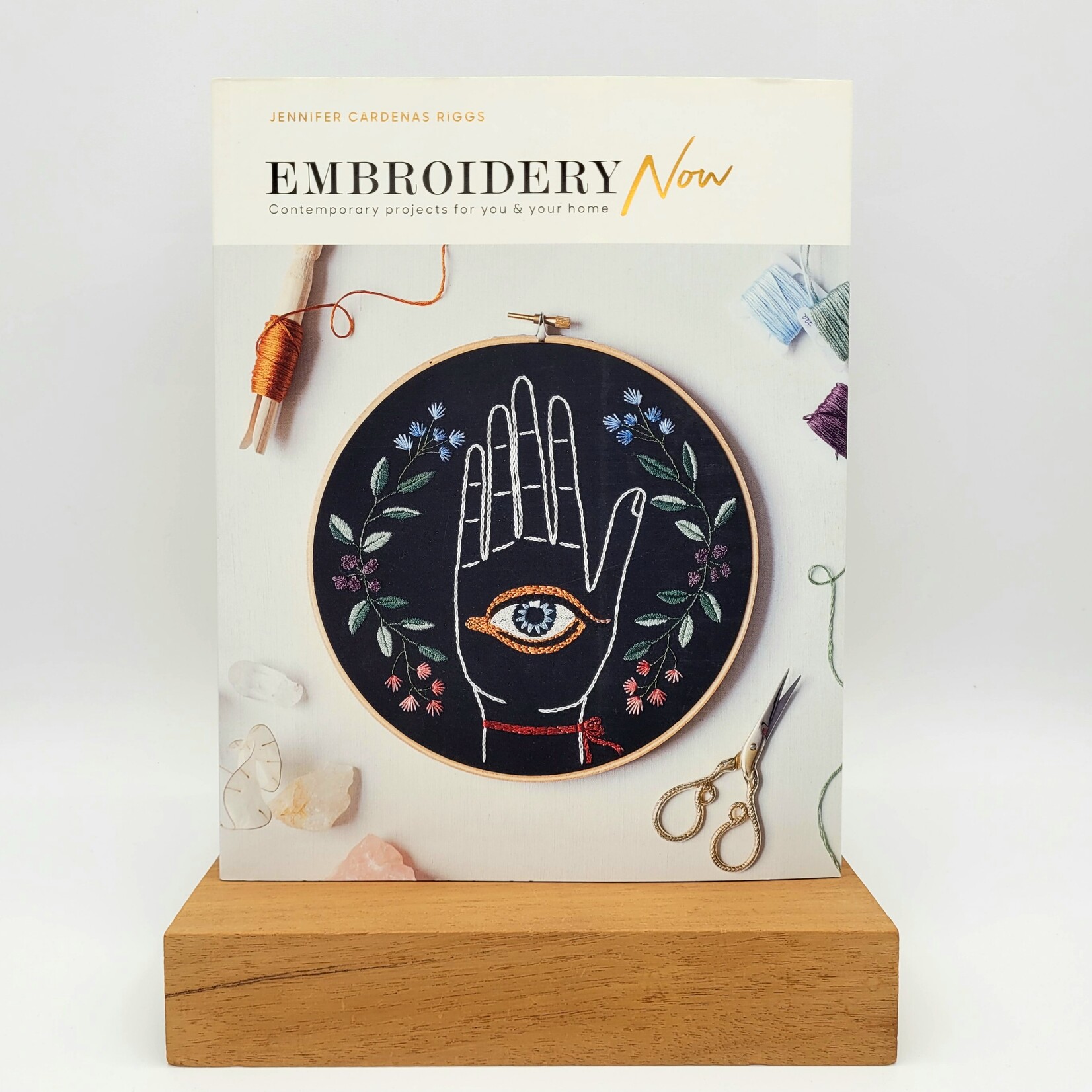 Hardie Grant Books Embroidery NOW by Jennifer Cardenas Riggs
