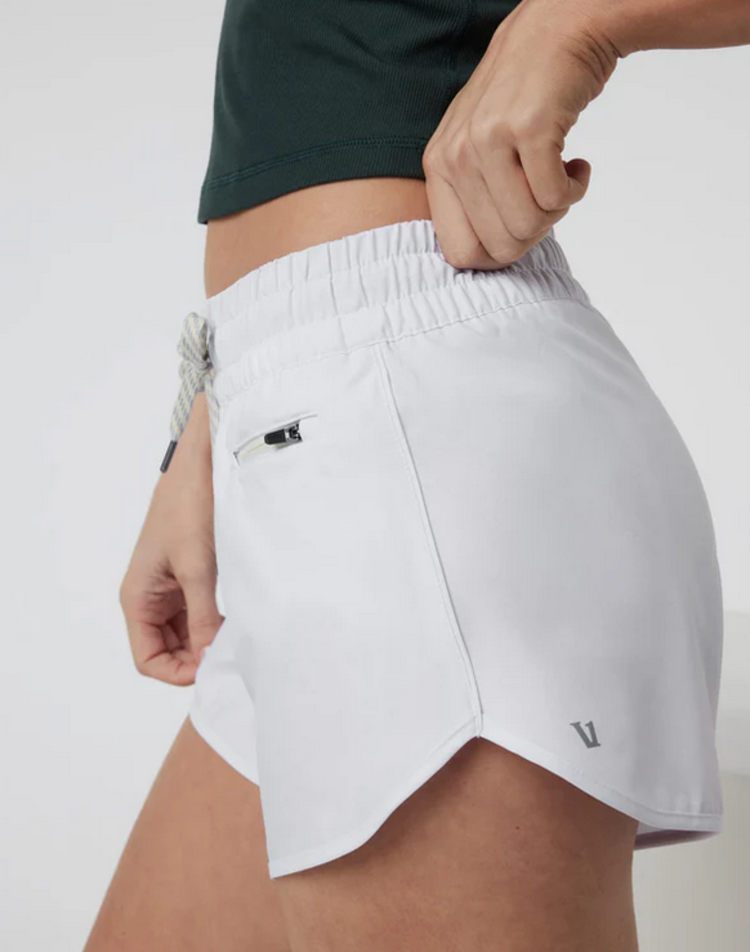 Vuori Clementine 2.0 Short 4" - White