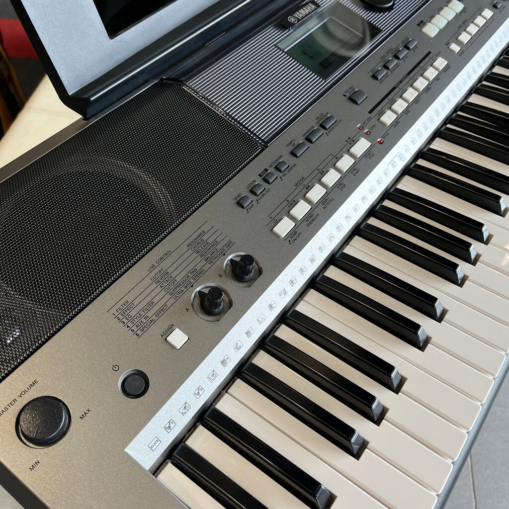 Yamaha Consignment/Used Yamaha PSR 443 w/L2 stand/Levy's bag/PS & Pedal