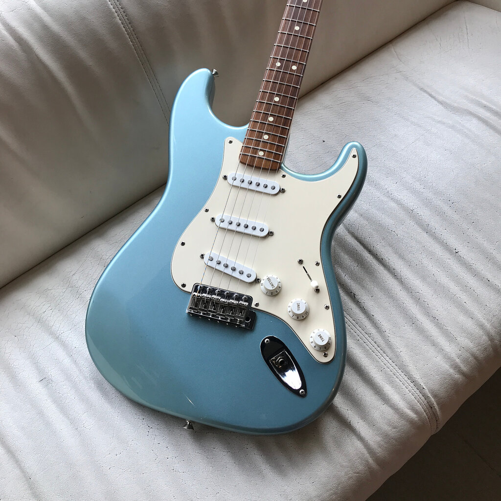 Fender Consignment/Used Fender Stratocaster RW AGV MIM 2003 w/Gig Bag