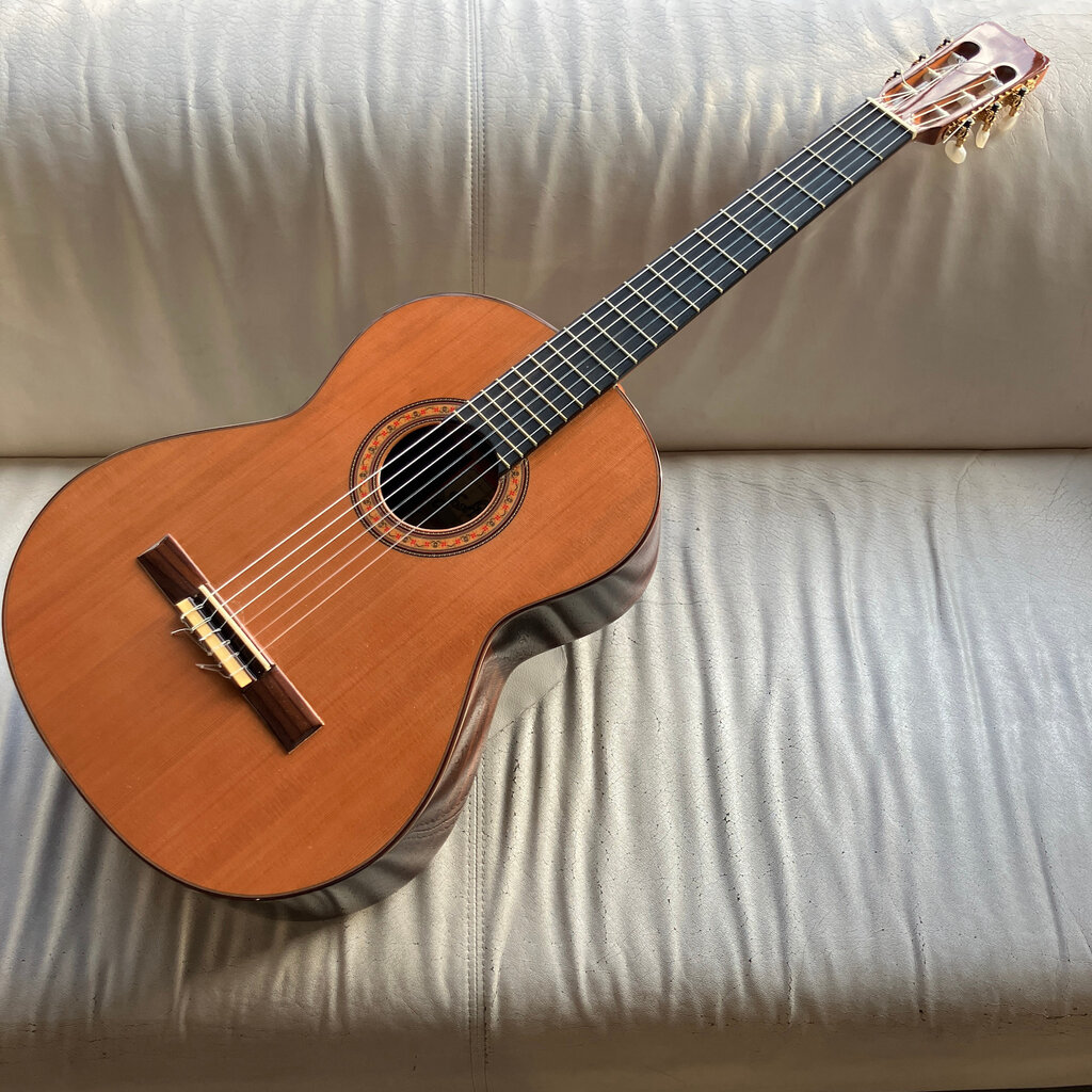 Consignment/Used Jose Rameriz R2 Guitar w/Dlx Bag,  tuner 2011