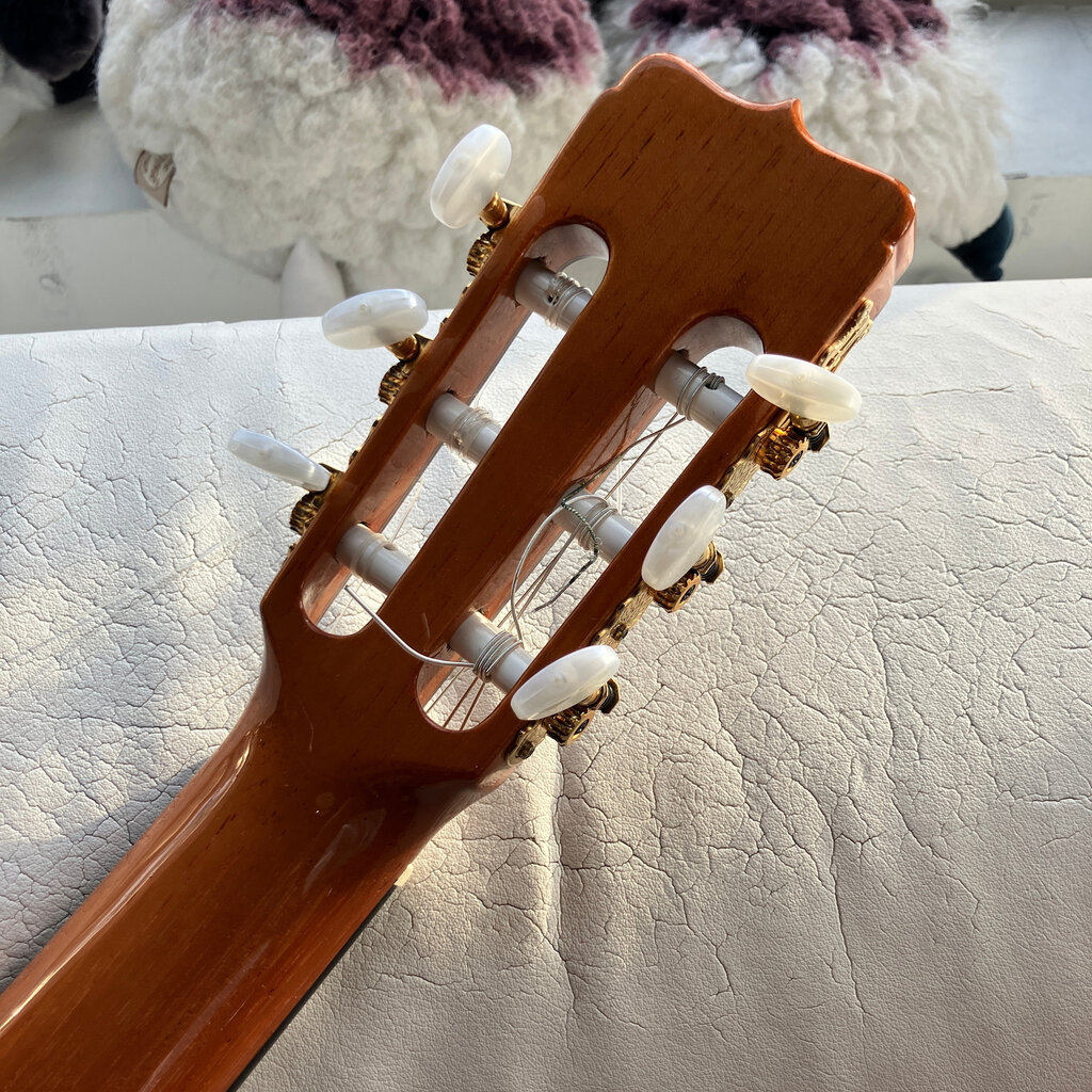 Consignment/Used Jose Rameriz R2 Guitar w/Dlx Bag,  tuner 2011