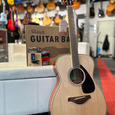 Yamaha Yamaha FS820 NT Bundle with Deluxe Bag, D'addario Tuner & Picks