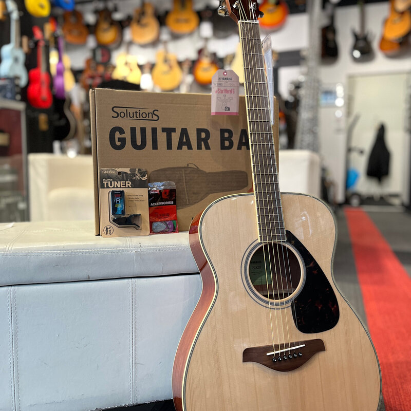 Yamaha Yamaha FS820 NT Bundle with Deluxe Bag, D'addario Tuner & Picks