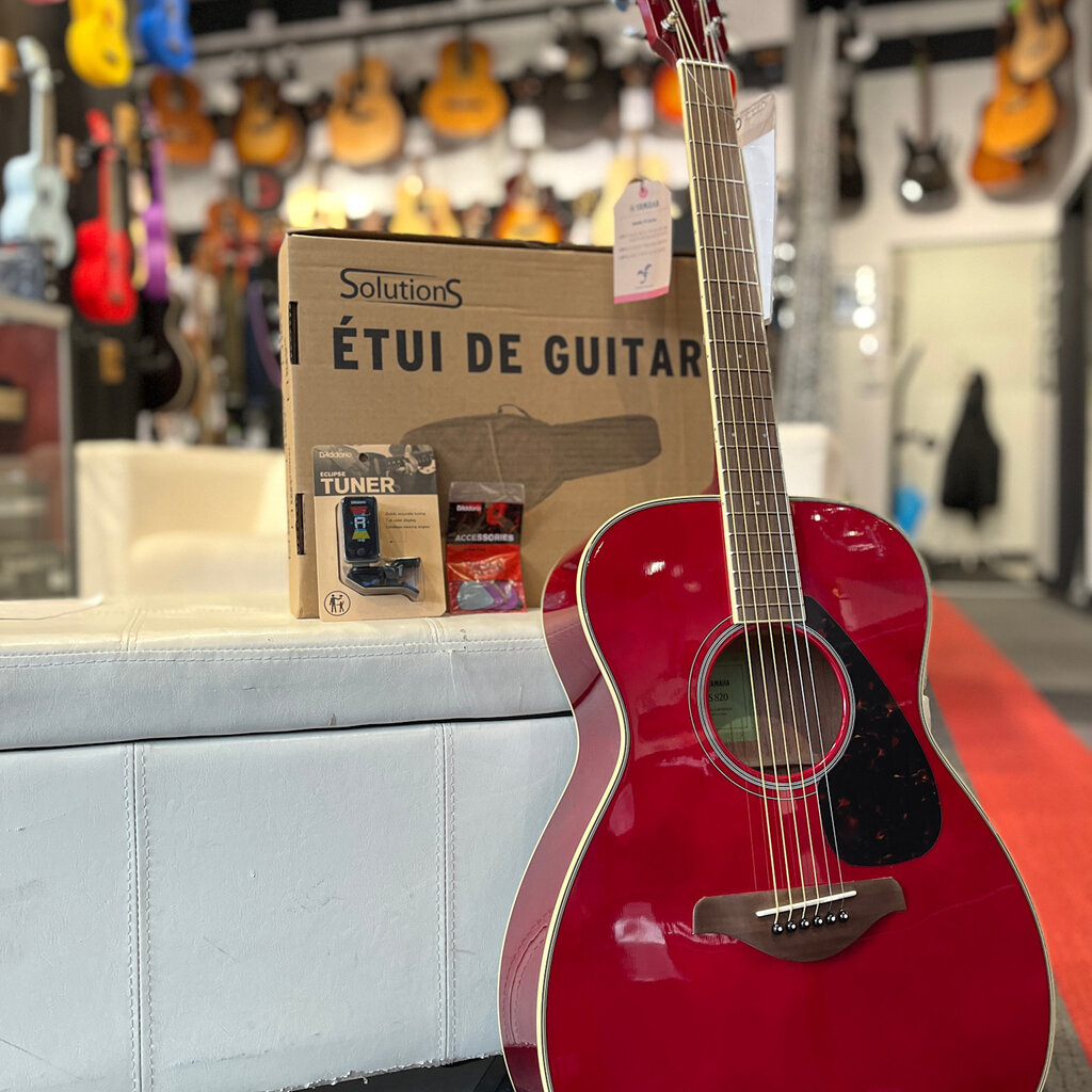 Yamaha Yamaha FS820 RR Bundle with Deluxe Bag, D'addario Tuner & Picks