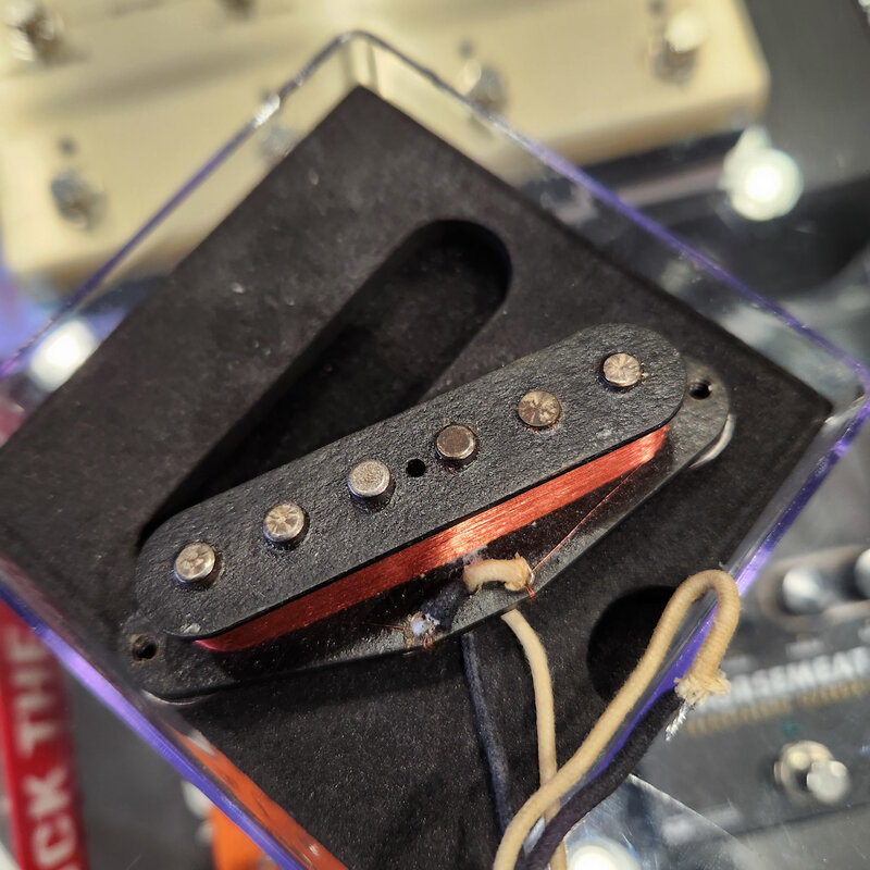 Consignment  Lindy Fralin - Strat Bridge Pickup Vintage Wind) with a Base plate
