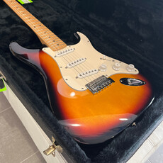 Fender Used Fender MIM Stratocaster w/Hardshell case