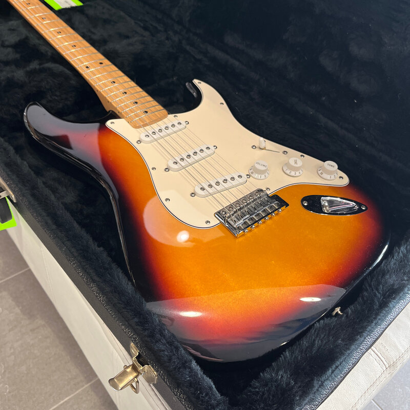 Fender Used Fender MIM Stratocaster w/Hardshell case