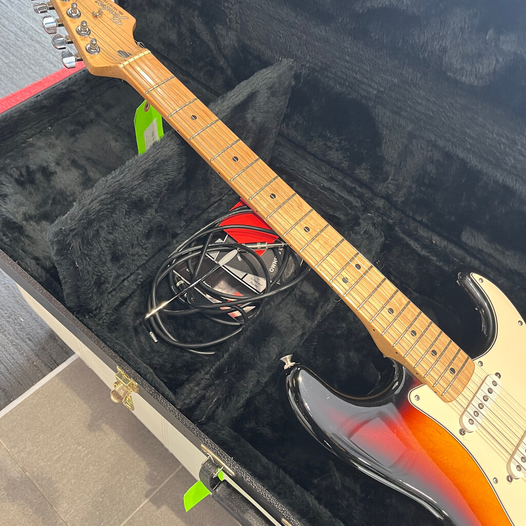 Fender Used Fender MIM Stratocaster w/Hardshell case